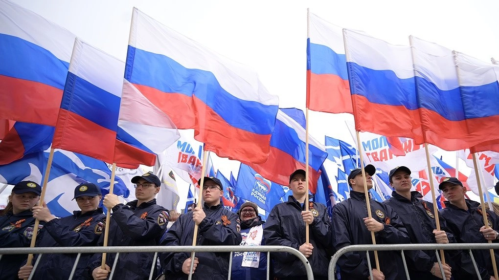 Главная картинка новости: В Екатеринбурге отметили Первомай концертом и транспарантами