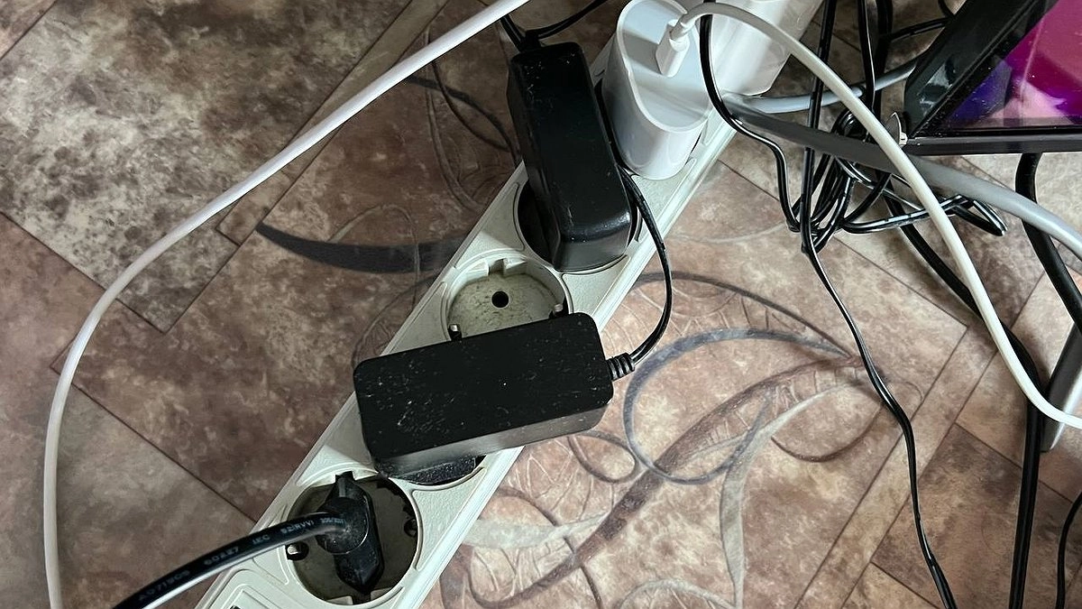 Эти бытовые приборы нельзя подключать к удлинителю: список опасной техники