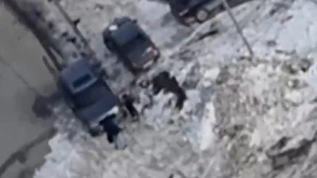 В Екатеринбурге водитель Range Rover проехал по тротуару и устроил драку