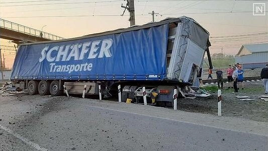 На Урале фура врезалась в будку железнодорожника