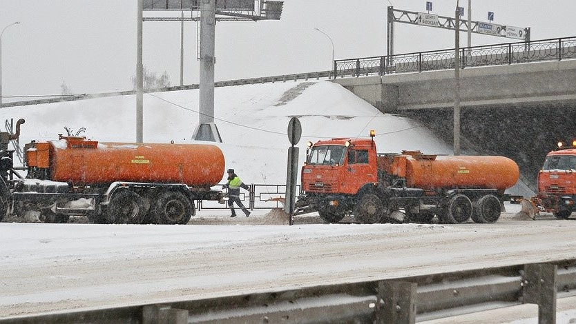Метель парализовала Екатеринбург: городские службы активно очищают улицы