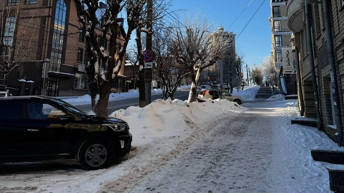 Главная картинка новости: Зимние повреждения: главные причины трещины на лобовом стекле