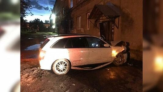 Ночью пьяный уралец на Mazda влетел в жилой дом