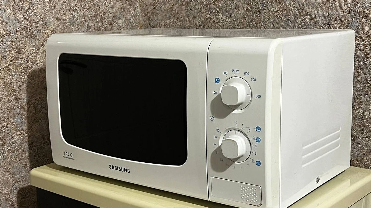 Микроволновка засверкает через 2 минуты: весь жир растворится без дорогой химии – рабочий лайфхак от эксперта