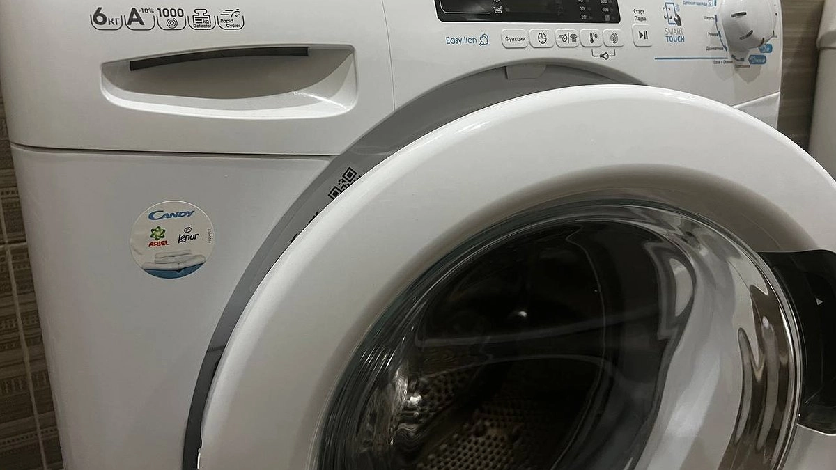 Стакан при стирке - и одежда сияет белизной: прачка поделилась лайфхаком, что добавляет в стиралку с порошком