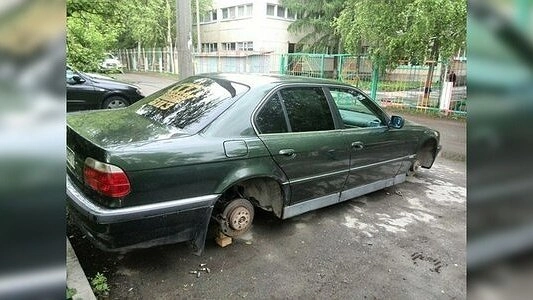 В Екатеринбурге на ВИЗЕе воры сняли колеса с иномарки - фото 24-25 мая 2015 года