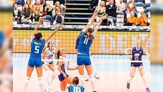 Главная картинка новости: Сборная России по волейболу, в составе которой две спортсменки из екатеринбургской «Уралочки-НТМК», вышла в финал чемпионата Европы 1 октября 2015 года – фото