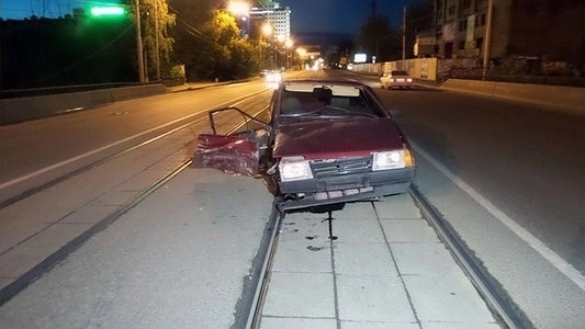 ДТП в Екатеринбурга: возле цирка столкнулись два автомобиля: ВАЗ-2109 и «Тойота Королла» - фото 8-9 июня 2015 год