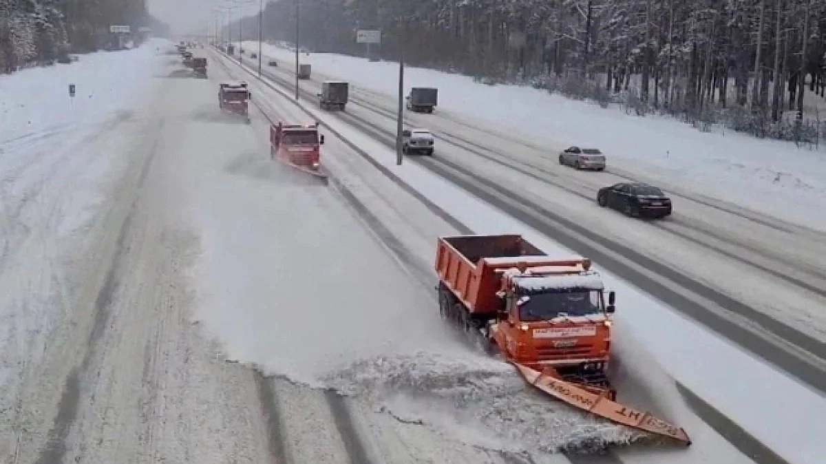На Урале объявлена снежная война: 400 единиц техники и тысячи тонн реагентов брошены на расчистку парализованных трасс