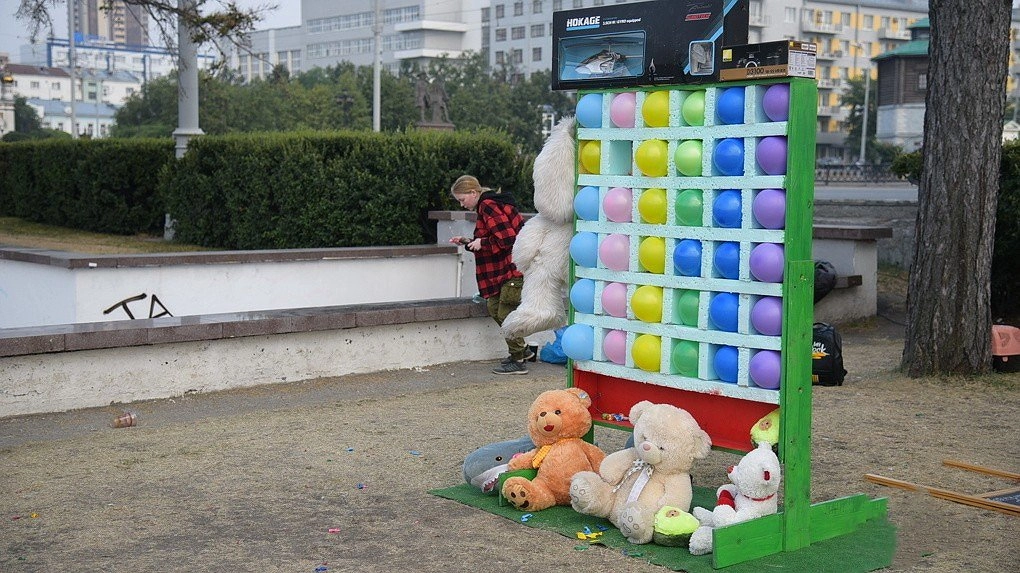 В Екатеринбурге утвердили правила изъятия оборудования у нелегальных уличных предпринимателей на Плотинке