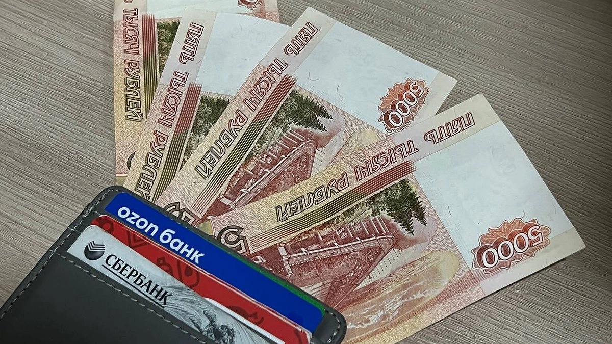 СФР перечислит 10 тысяч рублей некоторым россиянам: подробности