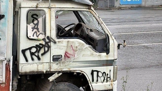 Заброшенный грузовик на Эльмаше стал мишенью для вандалов: власти бессильны