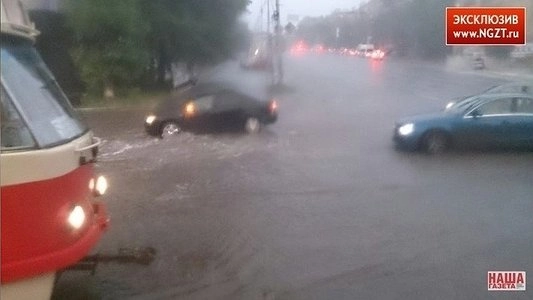 В Екатеринбурге на Репина-Ленинградской прорвало трубу с холодной водой - 9 июля 2015