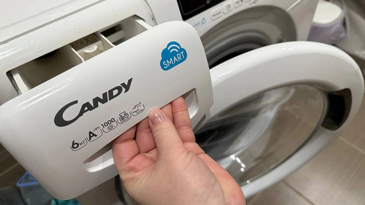 Всего 1 стакан при стирке - и одежда сияет белизной: прачка поделилась секретом, что добавляет вместе с порошком в стиралку