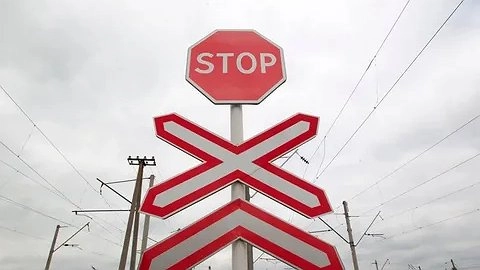 В Каменске-Уральском закрыли железнодорожный переезд из-за нехватки персонала