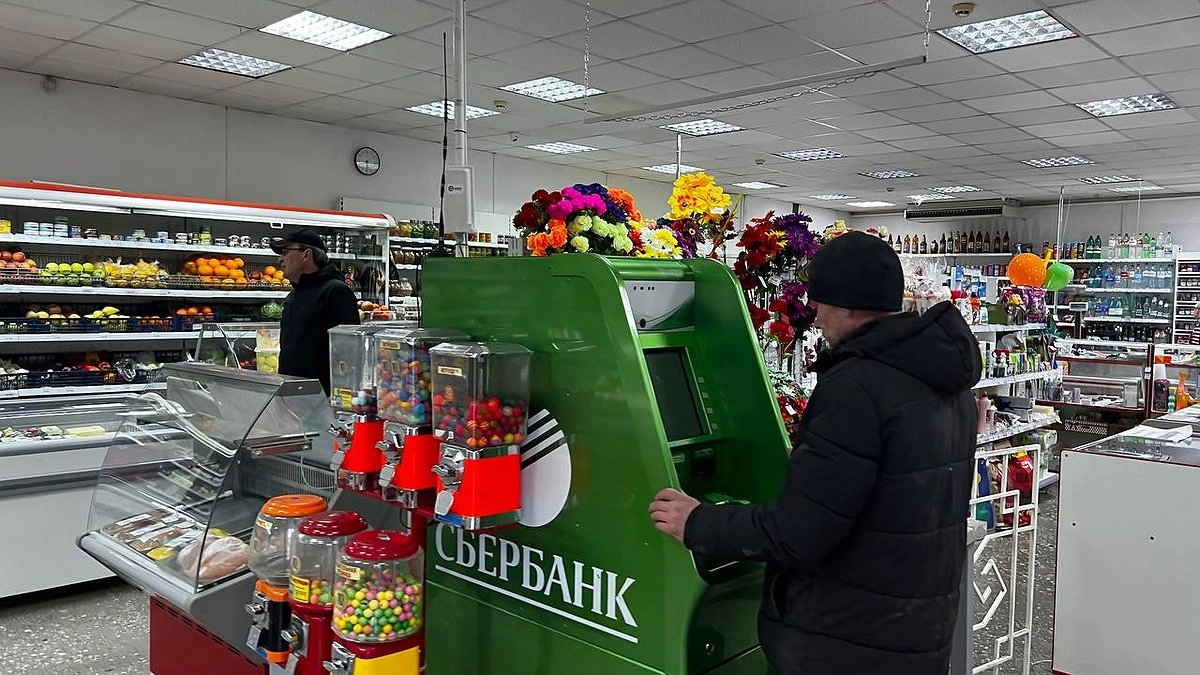 «С сегодняшнего дня – запрещено». Россиян, кто снимает деньги с банковских карт, ждет новое правило