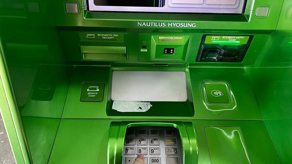 Граждан, кто снимает деньги с банковских карт, ждет сюрприз: спишется сразу две суммы