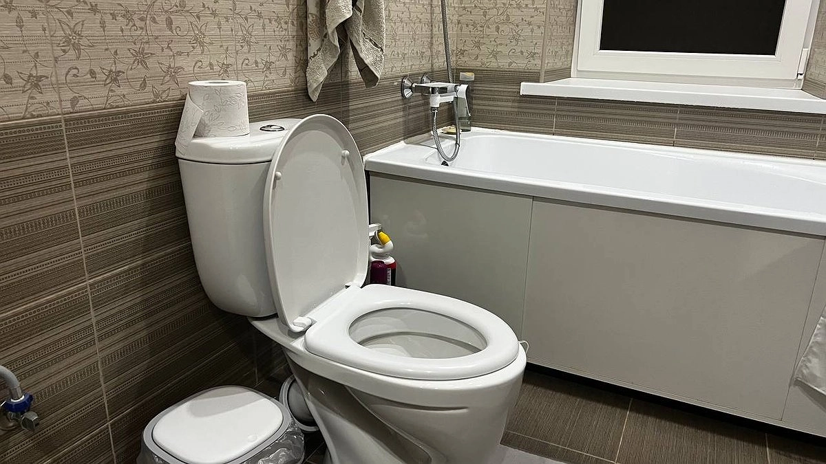 Как оперативно очистить бачок унитаза от ржавчины и известкового налета: смывать начнет как новенький