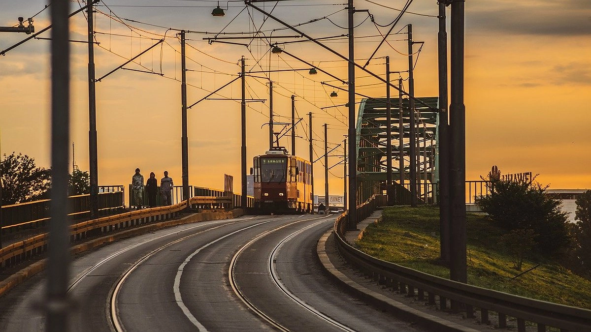 Уральский подросток сломал челюсть мужчине в трамвае за замечание