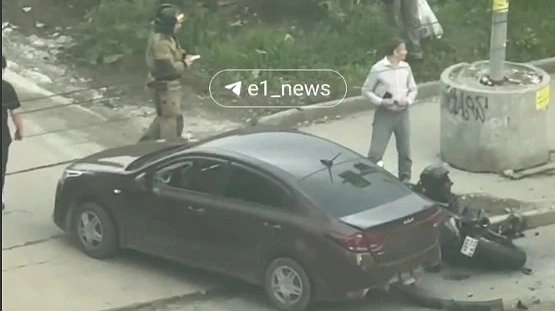 Главная картинка новости: В Екатеринбурге мотоциклист попал в серьезное ДТП на перекрестке Белинского — Большакова