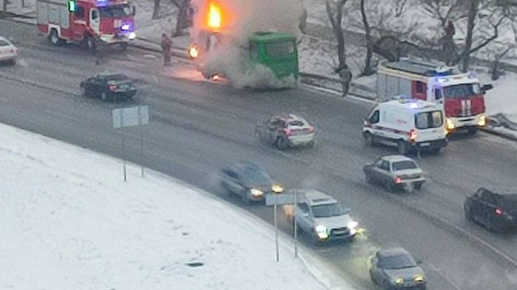 Главная картинка новости: В Екатеринбурге на улице Репина загорелся пассажирский автобус