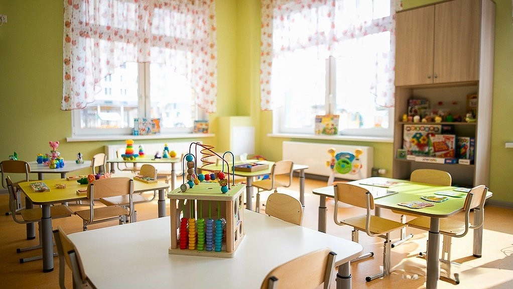В Екатеринбурге увеличат оклады для младших воспитателей в детских садах