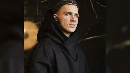 Шнуров обсыпал семечками экс-участника "Голоса" Арсения Курчанина из Екатеринбурга – за Гагарину