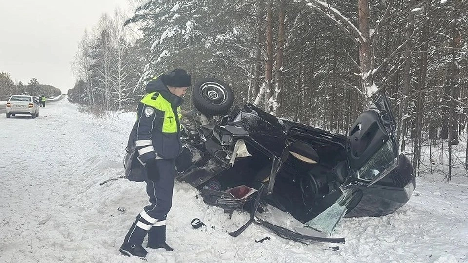 Две жизни оборвались в кювете: на трассе под Екатеринбургом в аварии с переворотом погибли водитель и пассажир
