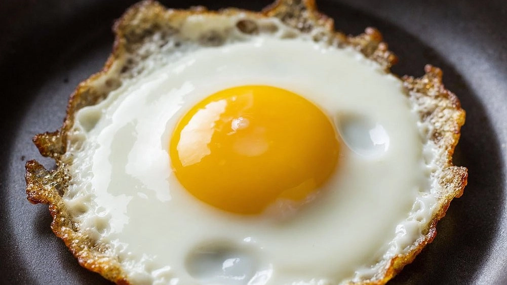 Не сливочное масло и не оливковое: вот на чем готовят яичницу знающие кулинары — теперь всегда так делаю
