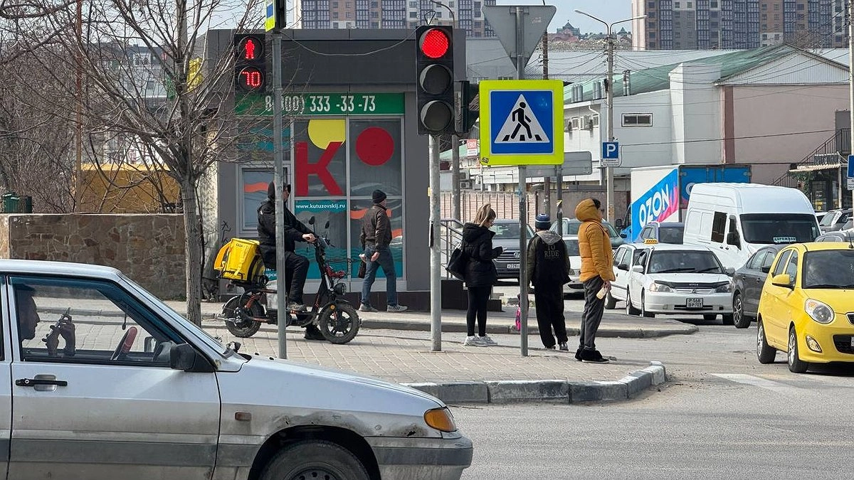 Обязан ли водитель пропускать пешехода, который переходит дорогу в неположенном месте: разъяснение ГИБДД