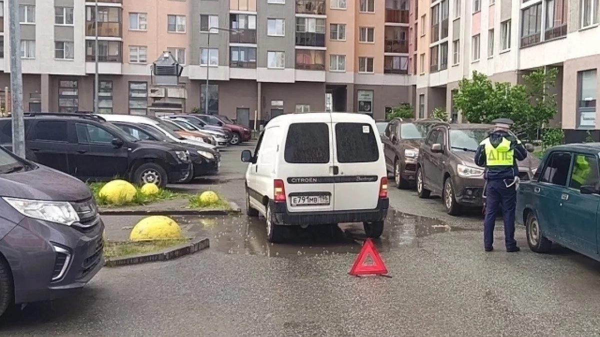 6-летний мальчик выбежал на дорогу в Екатеринбурге и попал под иномарку
