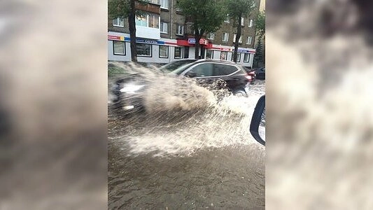 В Екатеринбурге прошел дождь, машину затопило. Кто должен возместить ущерб, рассказал юрист