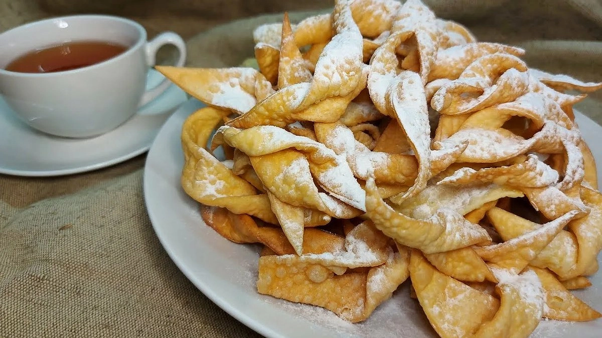 Главная картинка новости: Хрустящие «ушки»: готовим любимую сладость из детства