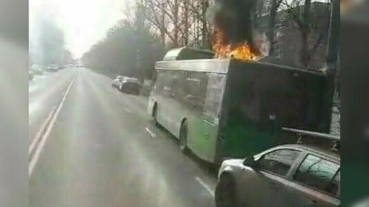 Главная картинка новости: Пламя и черный дым: в Екатеринбурге загорелся пассажирский автобус на газу
