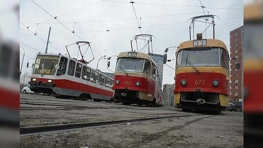 В центре Екатеринбурга машинам запретили выезжать на трамвайные пути