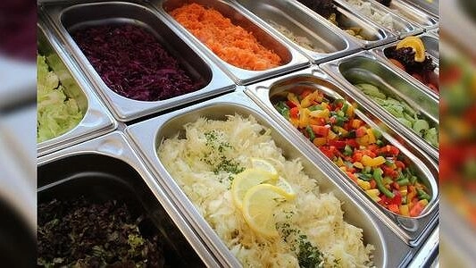 "Одни помои": екатеринбургские родители учеников пожаловались на питание в школьных столовых