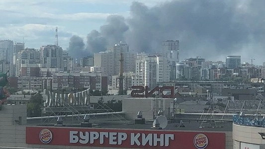 Главная картинка новости: В Екатеринбурге рядом с ТРЦ "Карнавал" горит цех лакокрасочных материалов