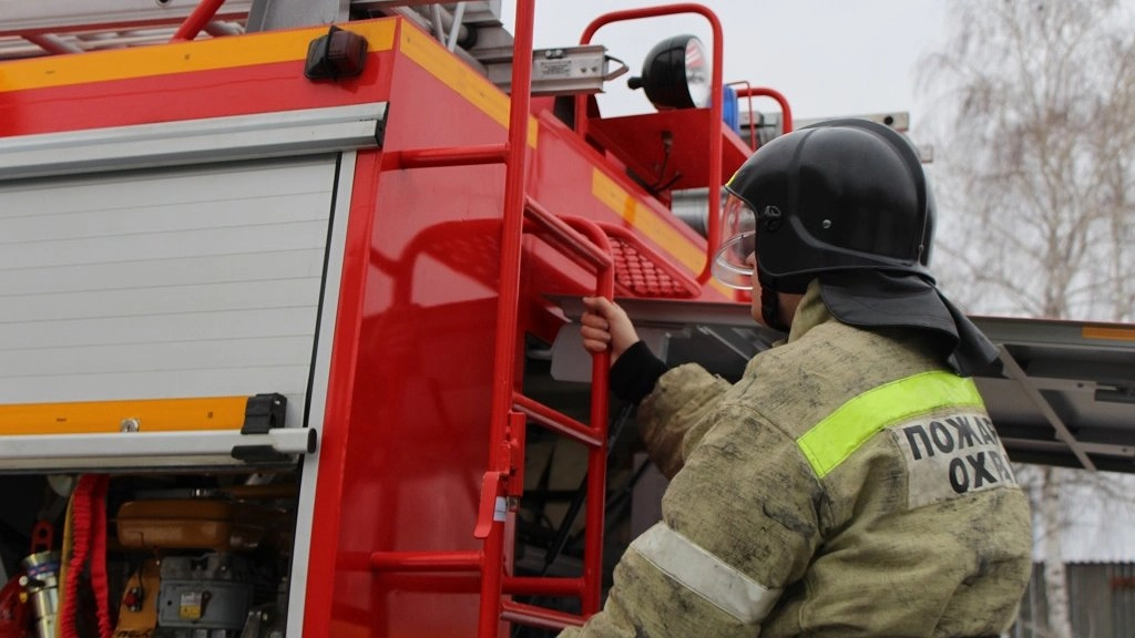 Человека спасли из горящей квартиры в Екатеринбурге на улице Конотопской