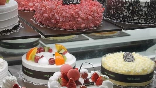 Роспотребнадзор оштрафовал кондитерский цех на Урале: сотрудники носили медмаски на подбородке