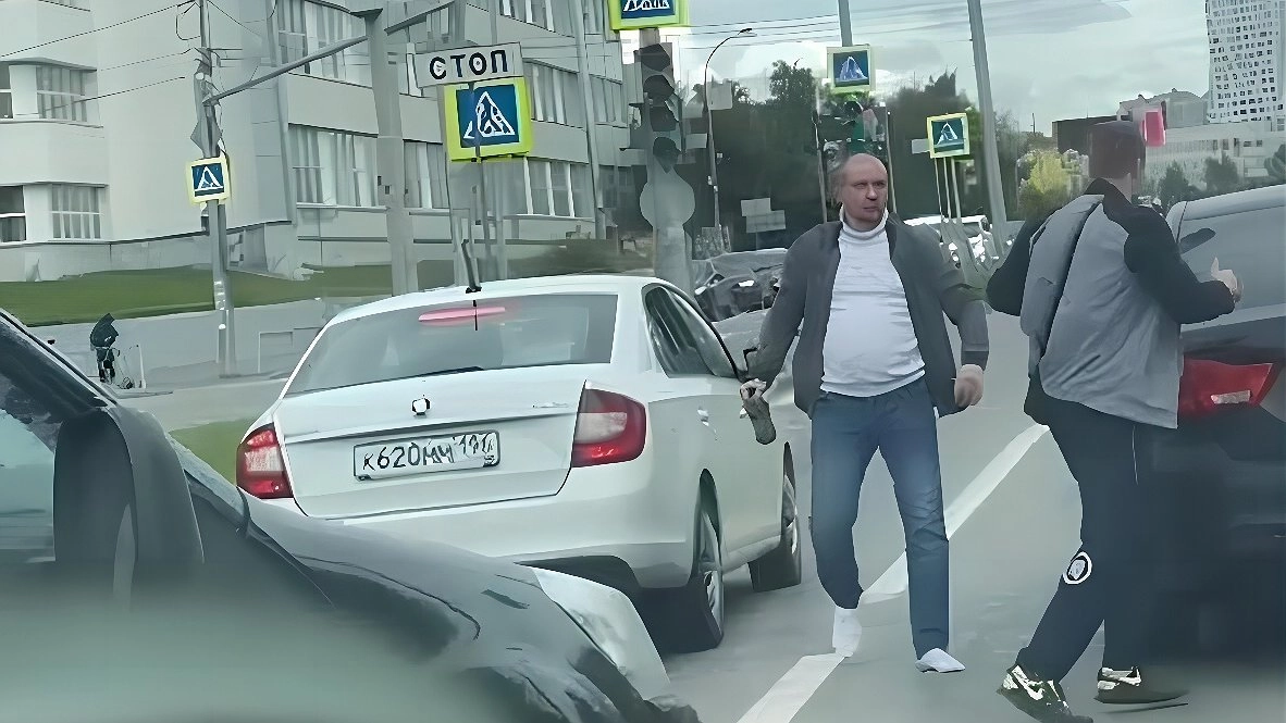 Дорожный инцидент в Екатеринбурге: мужчина устроил драку с бутылкой виски на перекрестке