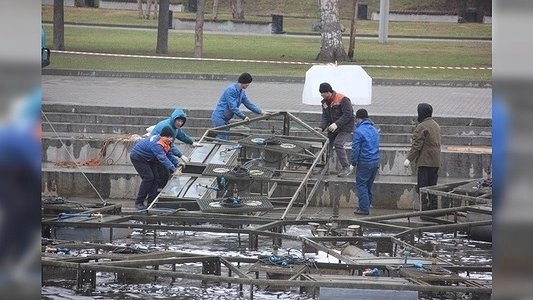 На Плотинке в Екатеринбурге начали монтировать поющий фонтан
