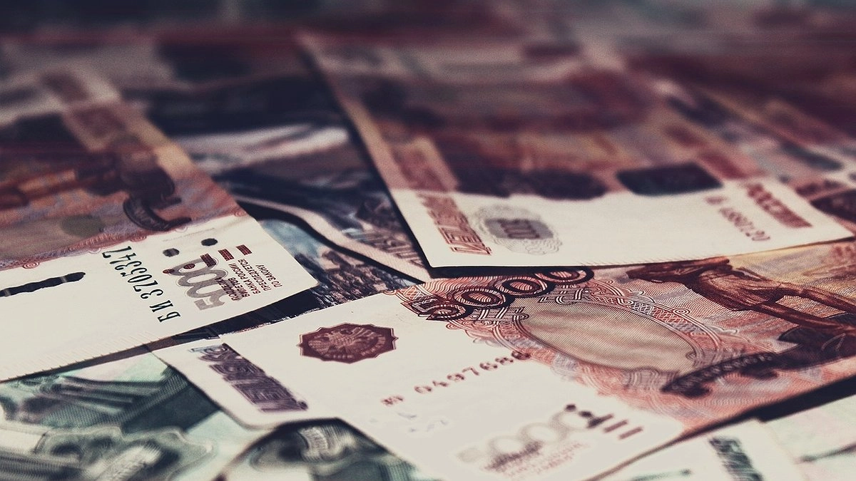 Выйдут из оборота: граждан, у кого хранятся наличные купюры 5 000 рублей, предупредили