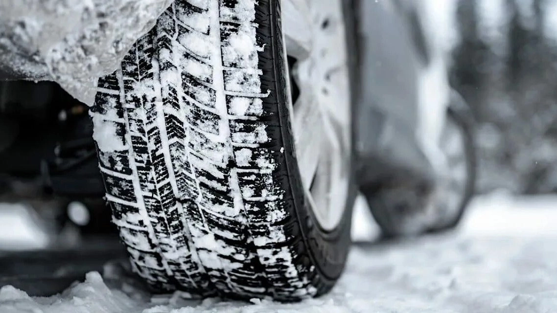 Такое давление обязательно нужно выставлять в шинах зимой: сцепление с дорогой заметно лучше