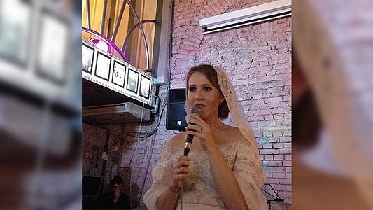 Ксения Собчак выставила на аукцион свадебное платье и свидание с собой: за одежду готовы заплатить больше