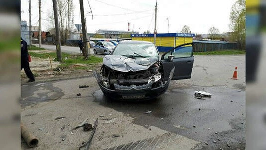 В Ревде после столкновения с легковушкой перевернулся грузовик