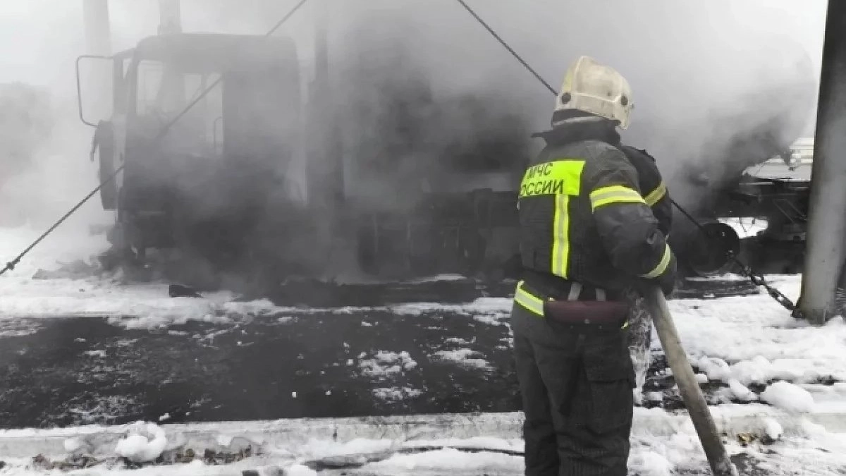 На АЗС в посёлке Солнечный взорвался бензовоз, двое пострадавших госпитализированы