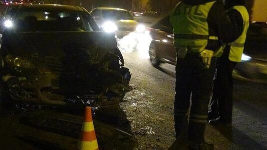 В Екатеринбурге девочка, выбежавшая на дорогу за мячом, попала под колеса иномарки