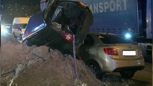 В Екатеринбурге около «Леруа Мерлена» Lada после аварии вылетела в сугроб и на крышу другого авто