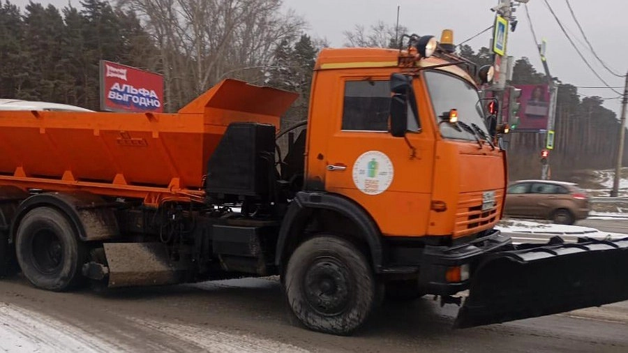 Главная картинка новости: Свердловская область расчищает дороги после мощного снежного циклона