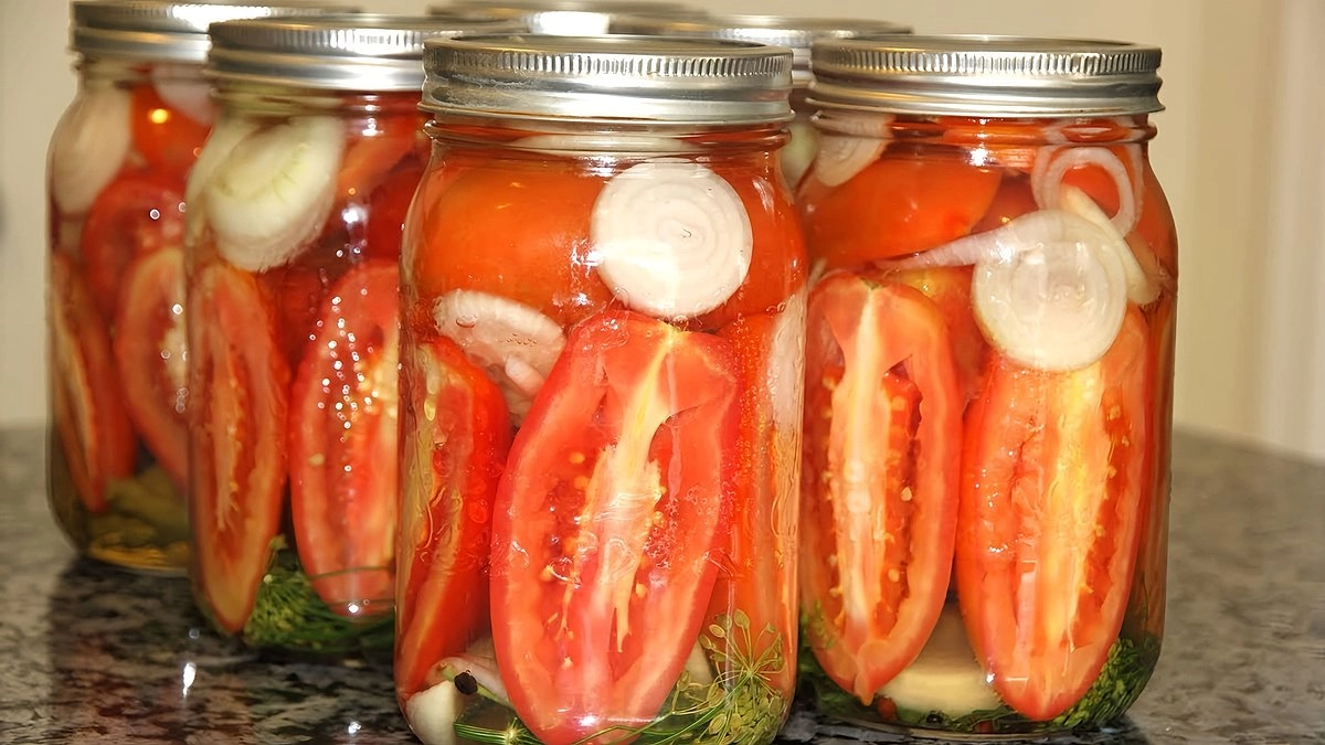 Зимой — как летом: секрет хрустящих помидоров дольками всего из 3 ингредиентов